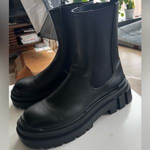 Bershka chunky Chelsea boot in black in 43